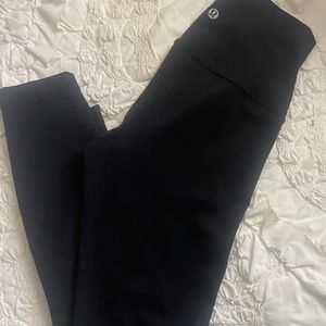 Lululemon black size 4 wunder under leggings.
